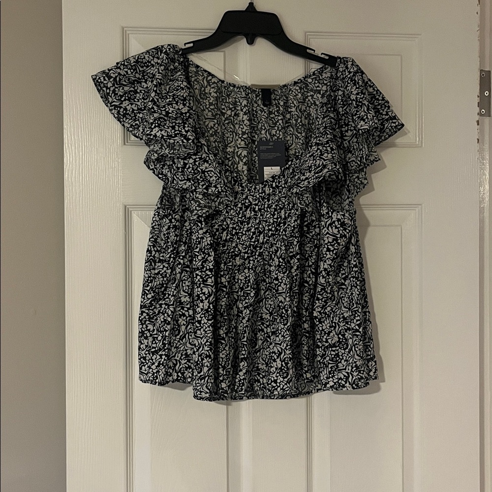 Universal Thread Black and White Ruffle Blouse
